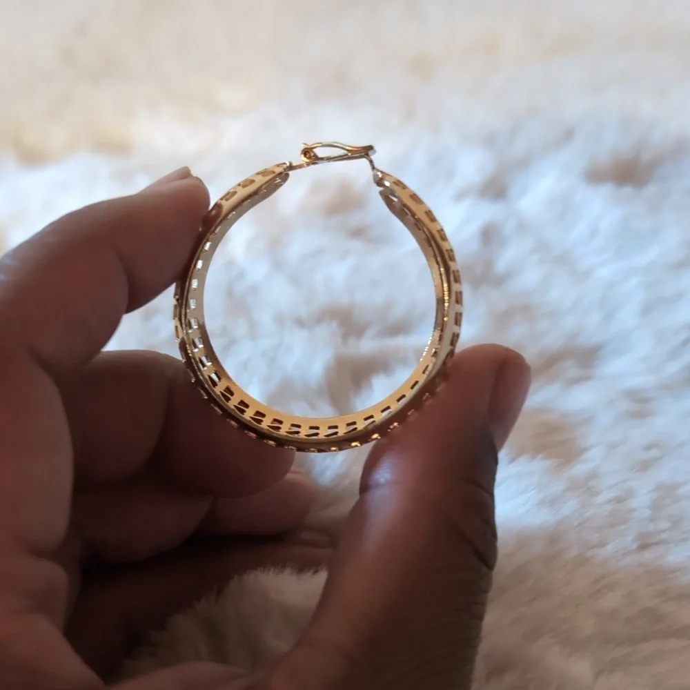 Vintage Gold Toned Hoop Earrings - Picture 5 of 10